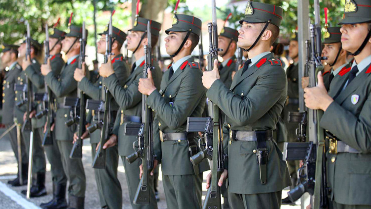 Κανένας αποκλεισμός για τους υποψήφιους στις στρατιωτικές σχολές λόγω ταυτοτήτων, λένε πηγές του Πενταγώνου
