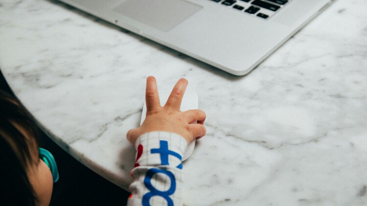 Πώς πληρώνονται οι «Νταντάδες της Γειτονιάς», voucher έως 1.500 ευρώ τον μήνα
