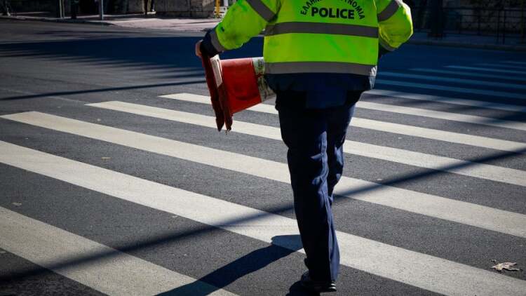 Ηλιούπολη: Φορτηγό προσέκρουσε σε κολώνα, διακοπή κυκλοφορίας στο σημείο