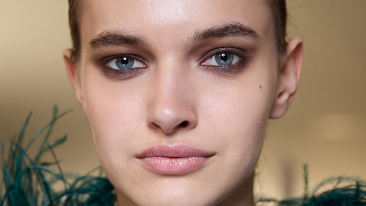 Με αυτό το trick θα κάνετε πανεύκολα το τέλειο smokey μακιγιάζ ματιών