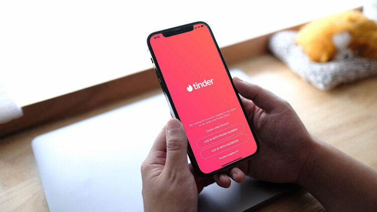 Το Tinder λανσάρει λειτουργία με τεχνητή νοημοσύνη που σαρώνει τις φωτογραφίες για να βρει κατάλληλο ταίρι