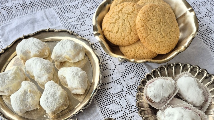 Ένα 4ης γενιάς ζαχαροπλαστείο στην Άνδρο μας μυεί στη γλυκιά παράδοση του νησιού