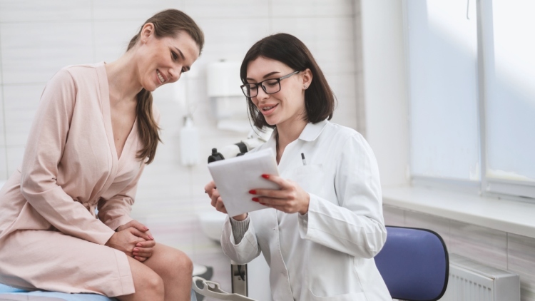 Κολονοσκόπηση: Γιατί γίνεται πιο δύσκολα στις γυναίκες, τι εξηγεί η επιστήμη