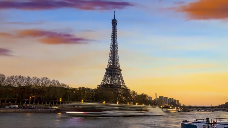 Βίντεο: Τουρίστες περπατούν σε αιωρούμενη γέφυρα 60 μέτρα πάνω από το έδαφος στον Πύργο του Άιφελ
