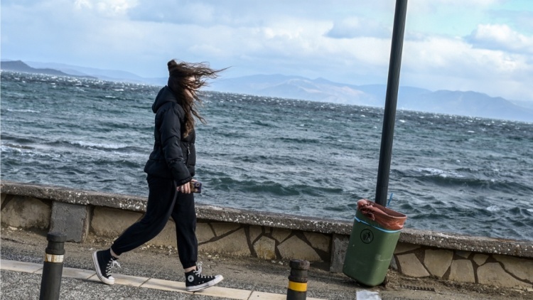 Καιρός: Ενισχύονται οι βοριάδες και περιορίζονται οι βροχές – Καταιγίδες μέχρι το μεσημέρι σε ανατολικό Αιγαίο και Δωδεκάνησα