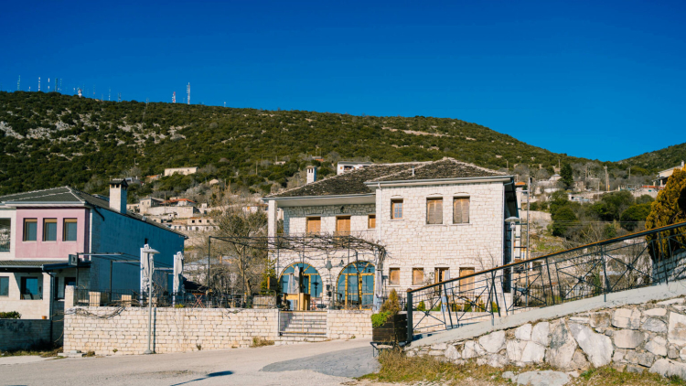 Ένα παραδοσιακό «μπαλκόνι» στη Λίμνη των Ιωαννίνων