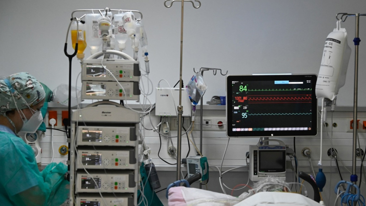 Στη ΜΕΘ του ΠΑΓΝΗ με μηνιγγίτιδα ειδικευόμενη γιατρός
