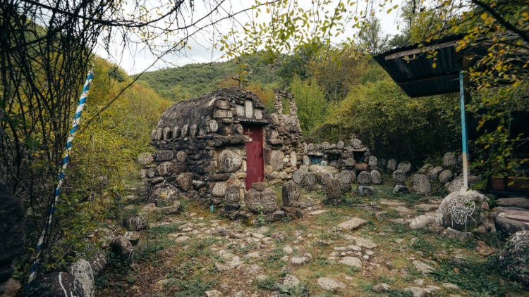 Το πέτρινο ξωκλήσι του Αγίου Πνεύματος: Ένα αριστούργημα λαϊκής τέχνης στην καρδιά του Παρανεστίου