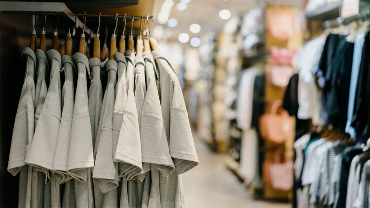 Η Κομισιόν θα απαγορεύσει σε εταιρείες την καταστροφή απούλητων ρούχων και υποδημάτων
