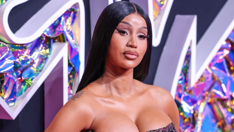 Η Cardi B θέλει να κάνει ξανά πλαστική στο στήθος της:	Έχουν περάσει 18 χρόνια, πρέπει να το φτιάξω