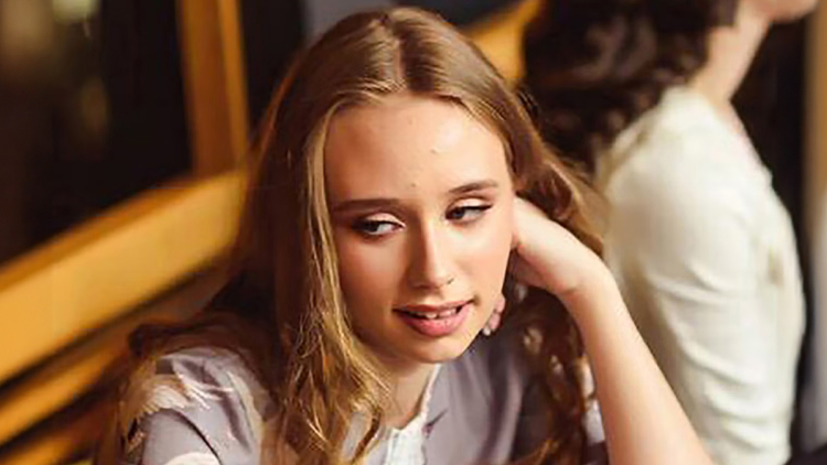 Βανδαλισμός σε γκαλερί στο Παρίσι όπου εργάζεται η φερόμενη νόθα κόρη του Πούτιν, δείτε φωτογραφίες 