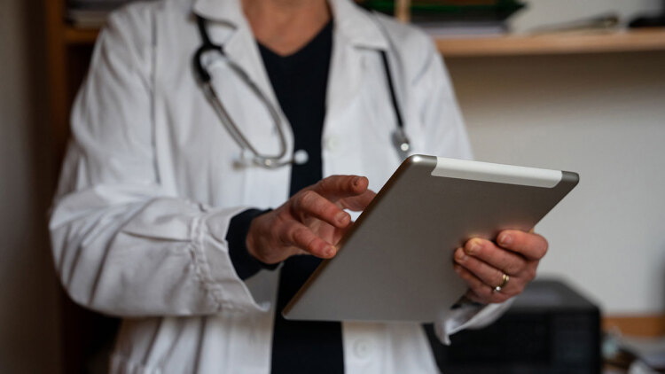 Τη Δευτέρα στον ανακριτή ο πρώην μαιευτήρας που συνελήφθη στην Αχαΐα για πορνογραφία ανηλίκων