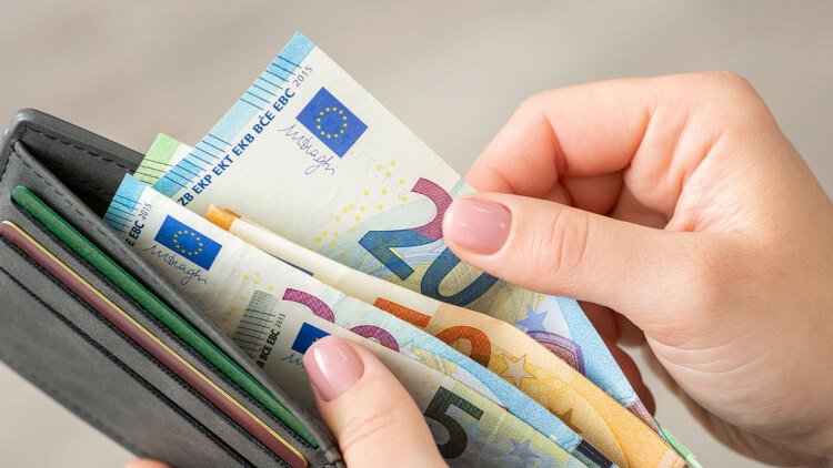 Eurostat: Στα €18.000 ο μέσος ετήσιος μισθός στην Ελλάδα το 2024, προτελευταίος στην ΕΕ