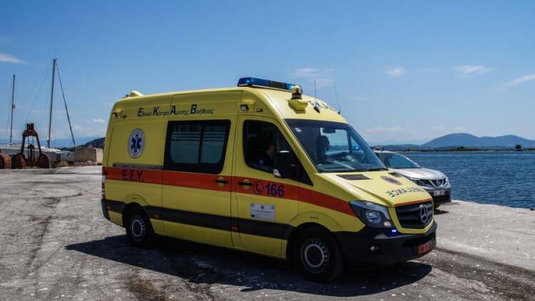 Σοβαρός τραυματισμός 45χρονου σε παραλία στα Χανιά, υπέστη κάταγμα στον αυχένα παίζοντας με το ανιψάκι του
