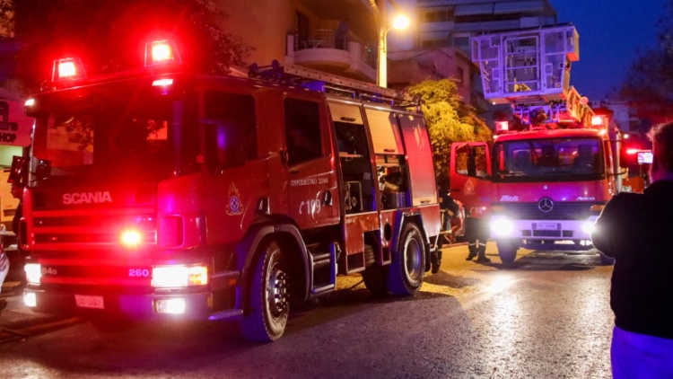 Φωτιά σε διαμέρισμα στο κέντρο της Αθήνας, στο νοσοκομείο με εγκαύματα ένας άνδρας 