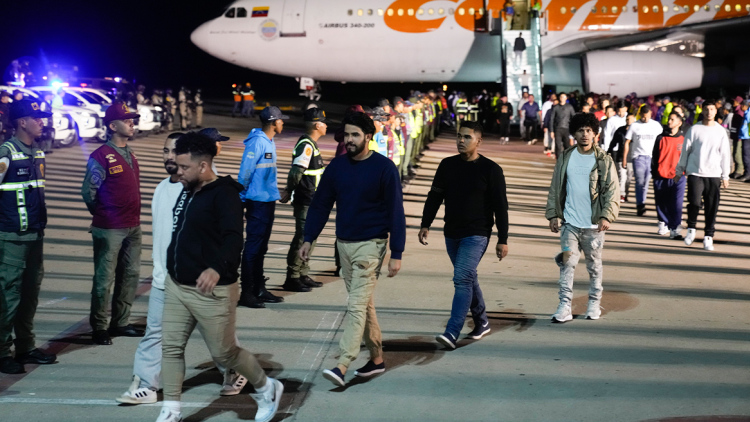 Νέες πτήσεις επαναπατρισμού από τις ΗΠΑ στη Βενεζουέλα: Η αμερικανική πίεση και η αντίδραση του Μαδούρο 