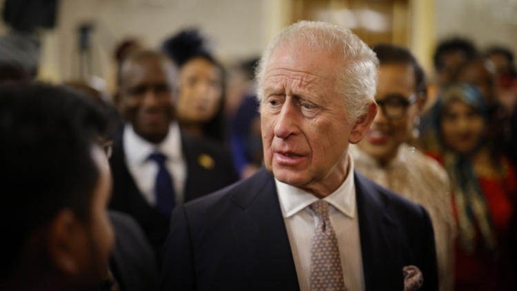 Κερδίζει τη μάχη με τον καρκίνο ο Κάρολος: Οι γιατροί μου είπαν ότι από το νέο έτος θα μειωθεί η θεραπεία, λέει ο βασιλιάς