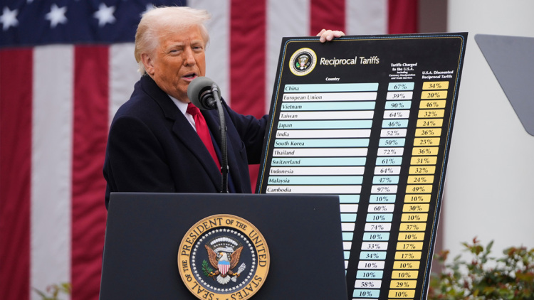 Ο Τραμπ αναγγέλλει δασμούς 100% στα τσιπ, την ώρα που η Apple ανακοίνωσε επενδύσεις εκατομμυρίων στις ΗΠΑ - Πόσα χρήματα έχει εισπράξει η κυβέρνηση