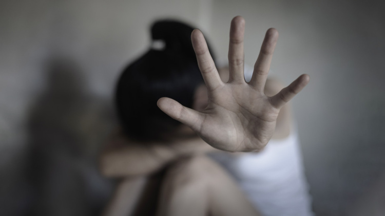 Θεσσαλονίκη: Μητέρα ακινητοποιούσε την 10χρονη κόρη της για να τη βιάζει ο σύντροφός της