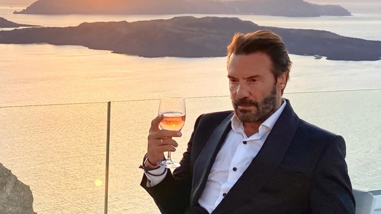 Στράτος Τζώρτζογλου: Κλείνω έξι ζωές, κάθε χρόνο περιμένω μια ρυτίδα περισσότερο στο μέτωπο