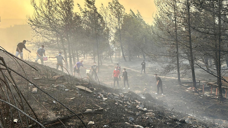 Εκτός ελέγχου τα μέτωπα της φωτιάς στα Δαρδανέλια – Εκκενώθηκαν οικισμοί, κινδύνευσαν νοσοκομείο και πυροσβέστες