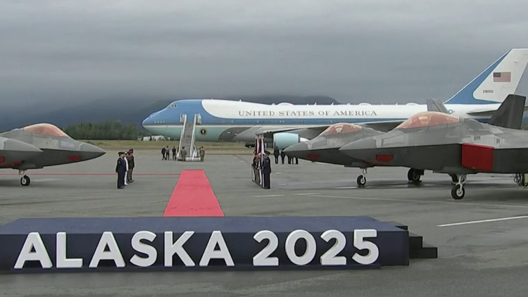 Προσγειώθηκε το Air Force One με τον Τραμπ, στρώθηκε το κόκκινο χαλί - Αντίστροφη μέτρηση για τη συνάντηση με τον Πούτιν στην Αλάσκα - Δείτε live εικόνα