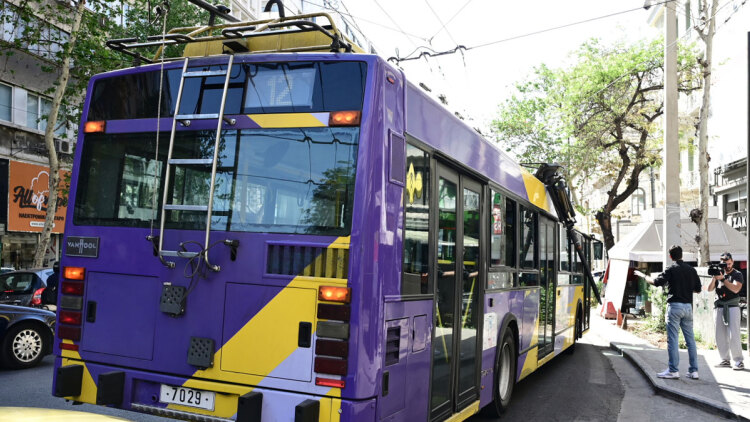 Ξεκίνησε το ξήλωμα των τρόλεϊ, αφαιρούν τα καλώδια στον Πειραιά, δείτε βίντεο