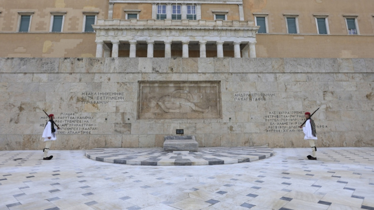 Προσαγωγές στο μνημείο του Αγνώστου Στρατιώτη - Μέλη του Ρουβίκωνα άνοιξαν πανό