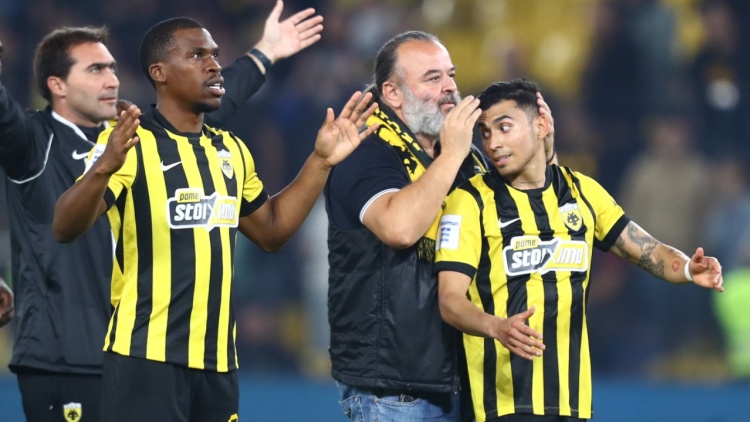 Το φιλί του Ηλιόπουλου στον «λυτρωτή» της ΑΕΚ και τα παράπονά του στον διαιτητή