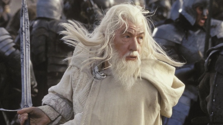 Ο Ίαν ΜακΚέλεν ανακοίνωσε ότι θα επιστρέψει στον ρόλο του Γκάνταλφ για τη νέα ταινία «Ο Άρχοντας των Δαχτυλιδιών»