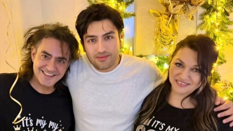 Η Καίτη Γαρμπή και ο Διονύσης Σχοινάς φωτογραφίζονται με τον γιο τους για τα γενέθλιά του - «Σε λατρεύουμε»