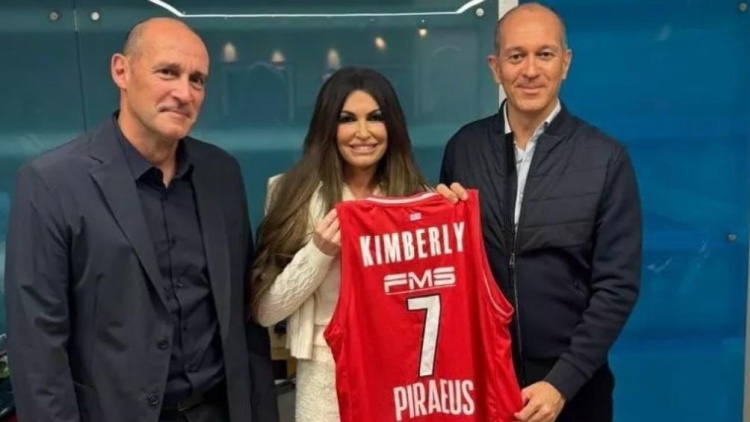 Ολυμπιακός: Οι αδερφοί Αγγελόπουλοι τίμησαν την Κίμπερλι Γκιλφόιλ με τη θρυλική φανέλα Νο 7 του Σπανούλη
