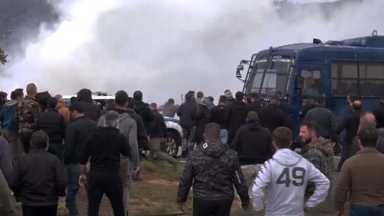 Σοβαρά επεισόδια σε Χανιά και Ηράκλειο με πετροπόλεμο και χημικά ανάμεσα σε αγρότες και ΜΑΤ - Αναποδογύρισαν περιπολικό