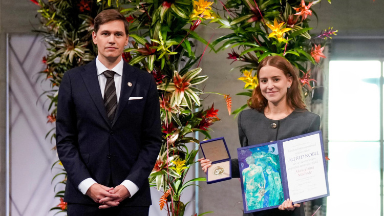 Σε κλίμα συγκίνησης η κόρη της Μαρία Ματσάδο παρέλαβε το Νόμπελ Ειρήνης, δείτε βίντεο