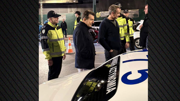 Επίσκεψη Μητσοτάκη σε μπλόκο της Τροχαίας στη Σταδίου: Έκανε αλκοτέστ για να δει πως γίνεται, δείτε φωτογραφίες