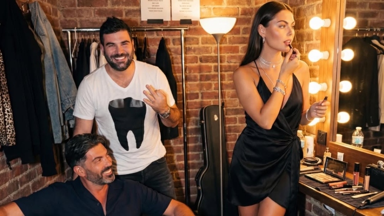 Ο Σπύρος Μαρτίκας απαντά για τις φωτογραφίες που έφτιαξε με AI δίπλα στον Παντελή Παντελίδη: Πού είδατε ασέβεια;