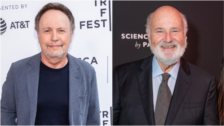 Μπίλι Κρίσταλ: Συντετριμμένος έξω από το σπίτι όπου δολοφονήθηκε ο Ρομπ Ράινερ και η σύζυγός του