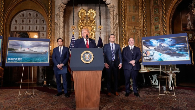 Ο Τραμπ παρουσίασε τον «Χρυσό Στόλο» και τη νέα γενιά πολεμικών πλοίων του Πολεμικού Ναυτικού των ΗΠΑ 