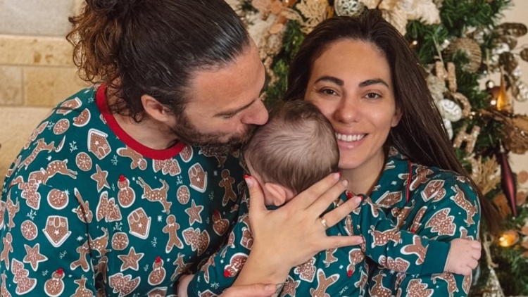 Η χριστουγεννιάτικη φωτογραφία της Ευρυδίκης Βαλαβάνη με τον Γρηγόρη Μόργκαν και τον γιο τους