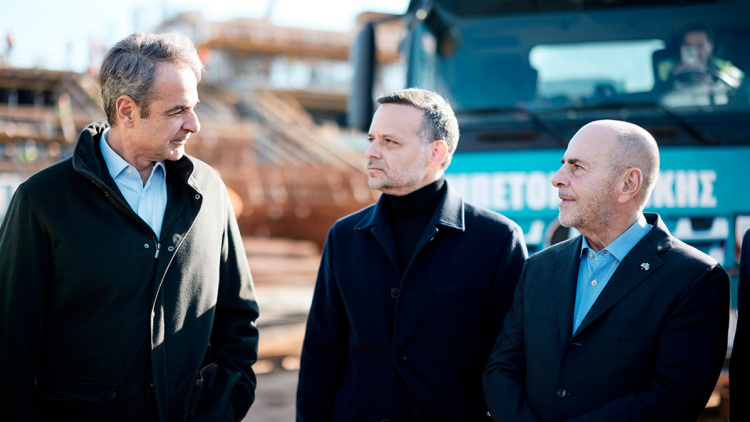 Ο Κυριάκος Μητσοτάκης με τον Γιάννη Αλαφούζο και τον Χάρη Δούκα στον Βοτανικό: «Το γήπεδο θα είναι έτοιμο τον Μάιο του 2027»