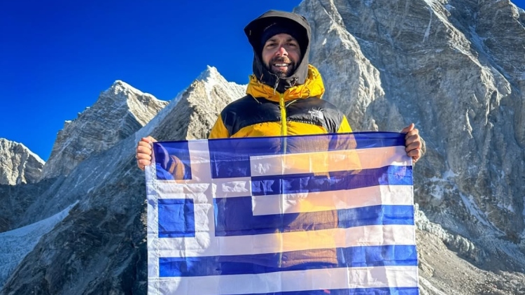 Ο Ηλίας Βρεττός αποχαιρετά το 2025 με φωτογραφίες από την ανάβασή του στα Ιμαλάια: «Η κορυφαία μου στιγμή»