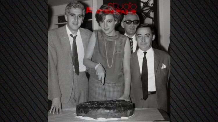 Η φωτογραφία από κοπή βασιλόπιτας το 1966 με τους Μάρω Κοντού, Γιώργο Κωνσταντίνου και Νίκο Ρίζο