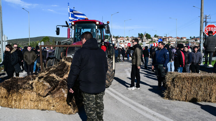 Κλειστή η εθνική οδός Αθηνών - Λαμίας από το Κάστρο Βοιωτίας, απέκλεισαν και παράδρομους οι αγρότες: «Οι οδηγοί να βάλουν τα GPS» λένε