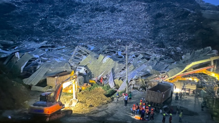 Ένας νεκρός, έξι τραυματίες και 20 εγκλωβισμένοι από κατολίσθηση σε χωματερή στις Φιλιππίνες, δείτε βίντεο