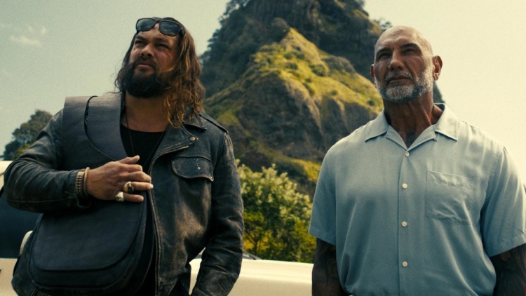 O Μομόα και o Μπατίστα ενώνουν τις δυνάμεις τους σε μια περιπέτεια με φόντο τη Χαβάη, δείτε το τρέιλερ του The Wrecking Crew
