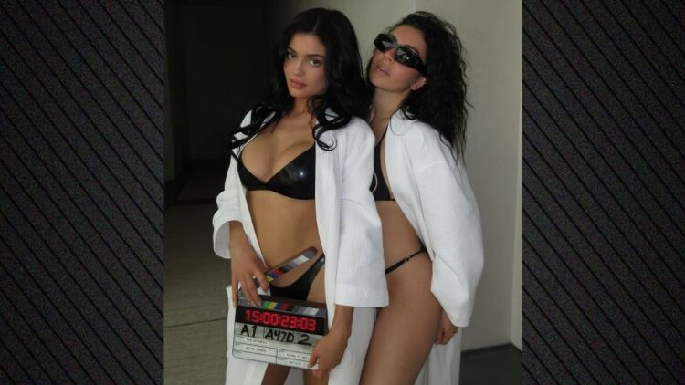 Η Κάιλι Τζένερ και η Charli XCX με μαύρα εσώρουχα στα γυρίσματα της ταινίας The Moment