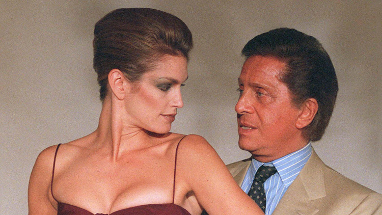 Το «αντίο» της Σίντι Κρόφορντ στον Βαλεντίνο: Υπήρξε αληθινός μετρ της τέχνης του