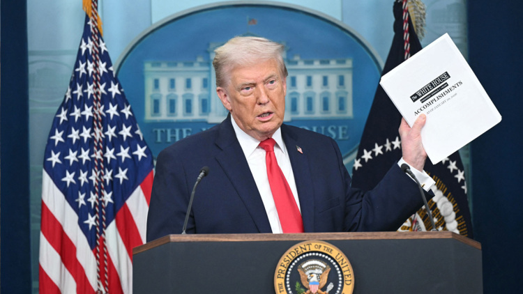 Τραμπ: Θα μάθετε πόσο μακριά θα το πάω με τη Γροιλανδία - Σκληροί οι Μακρόν και Στάρμερ όταν δεν είμαι μπροστά
