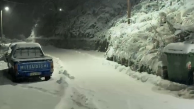 Σε εξέλιξη το κύμα κακοκαιρίας: Στα λευκά έχει ντυθεί το Καρπενήσι και η Λίμνη Πλαστήρα, δείτε βίντεο 