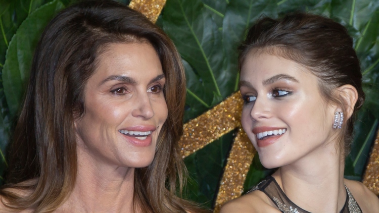 Η κόρη της Σίντι Κρόφορντ μεγάλωσε με τις γυμνές φωτογραφίες της μητέρας της:  Ήταν δώρο, δήλωσε